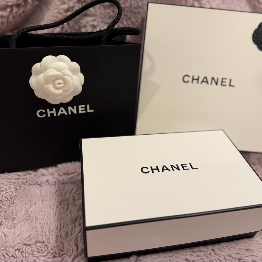 CHANEL White and Black Branded Gift Box Set - Picture 2 of 5